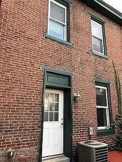 3 bed, 1300 sqft, $2,400 — Photo 3