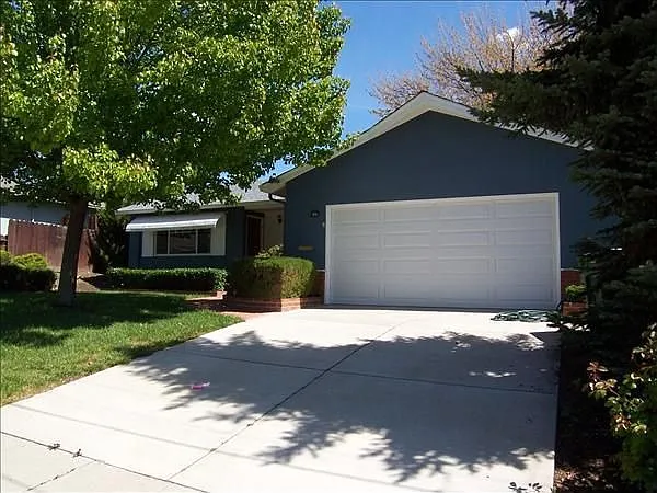 494 Tyler Ave photo 1