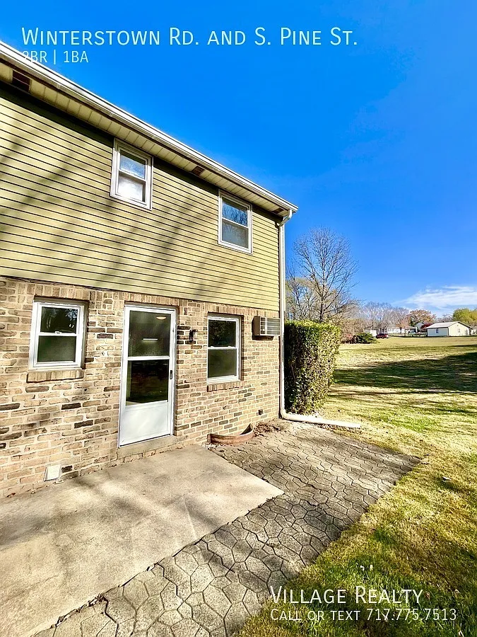 End Unit! New kitchen and flooring! Large 2-Bedroom Townhome in Red Lion with Patio, W/D hookups,... — Photo 3