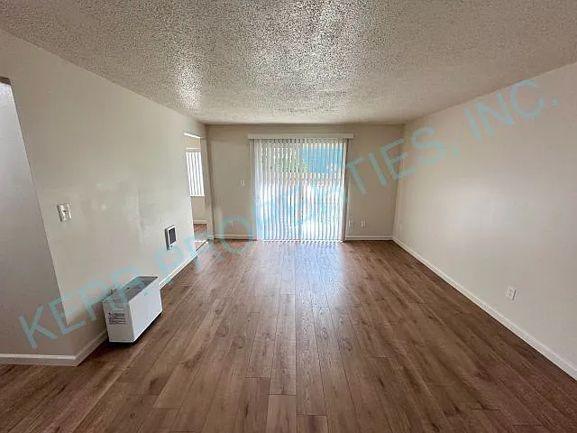 Free Rent! Discover Your Blank Canvas In West Linn! — Photo 3