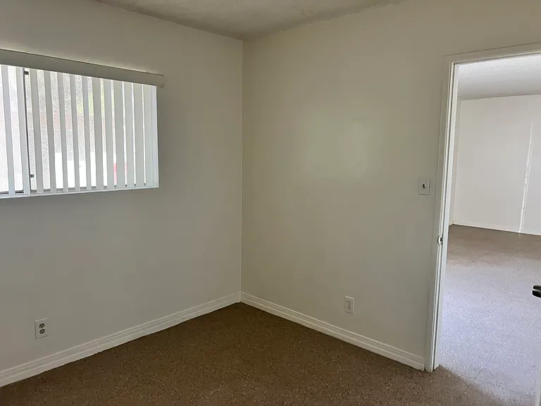 147 N Victoria Ave — Photo 19
