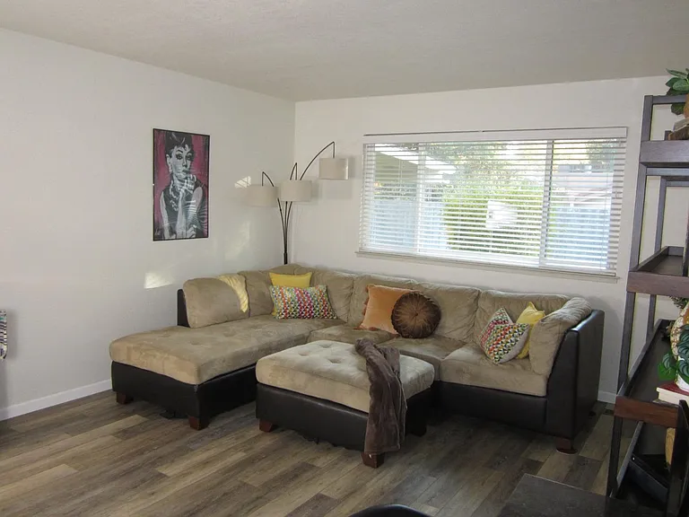 1031 W Fremont Ave — Photo 3