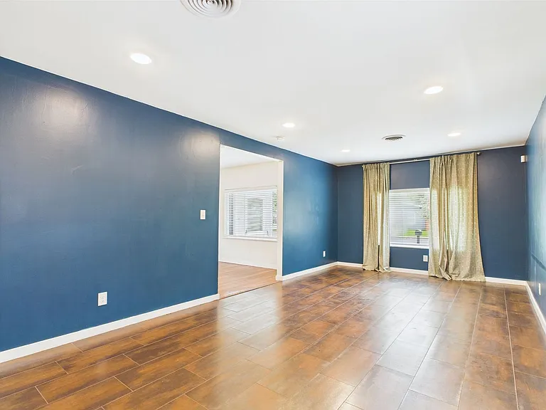 409 S Pear St — Photo 20