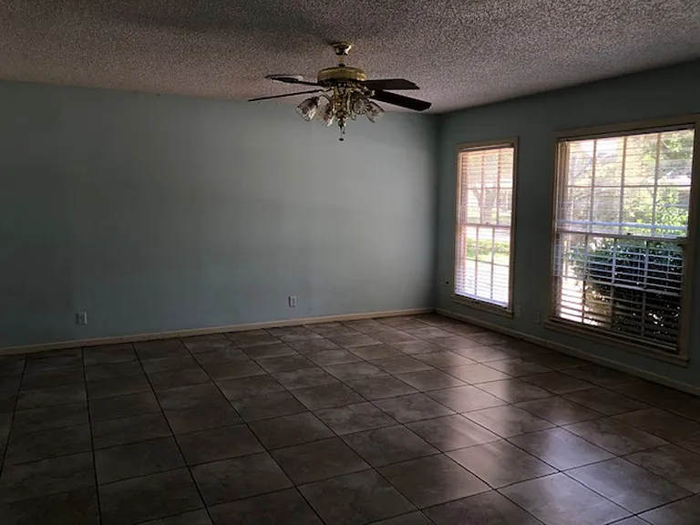 1334 Glenwood Dr — Photo 3