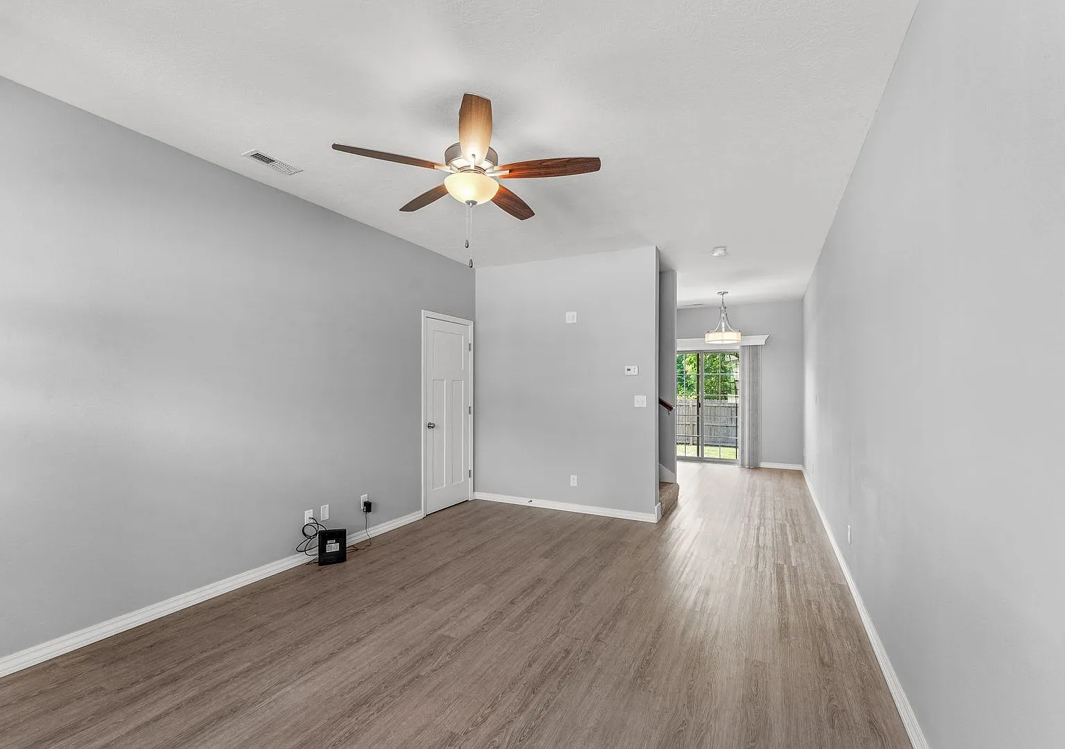 New Luxury 3 Bed 2.5 Bath Townhouse — Photo 2