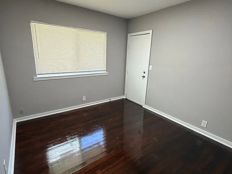1737 Chase St — Photo 8