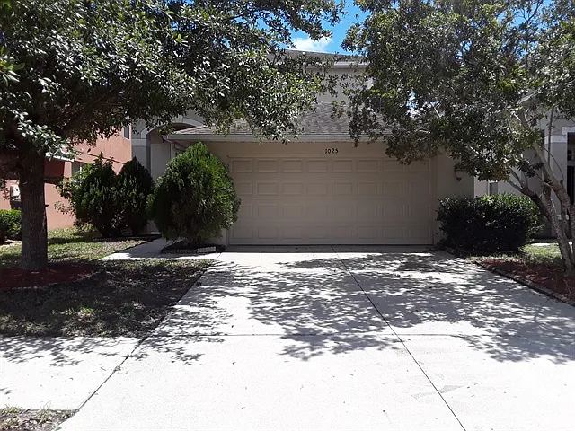 4 bed, 2.5 bath, 2012 sqft, $2,350 — Photo 1