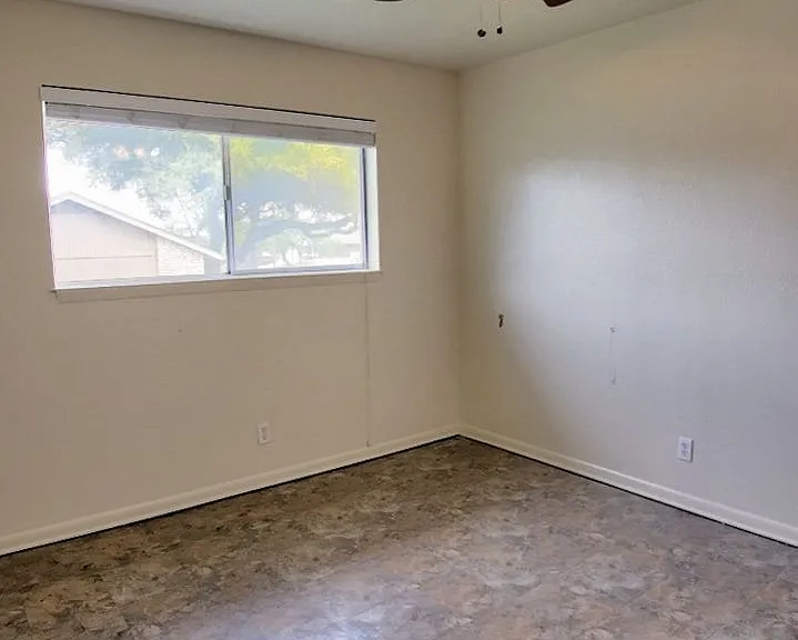 403 Earl Dr — Photo 8