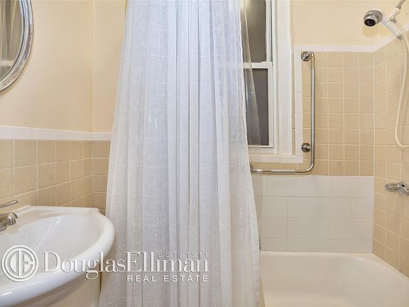 5th image of 118 W 72nd St APT 902