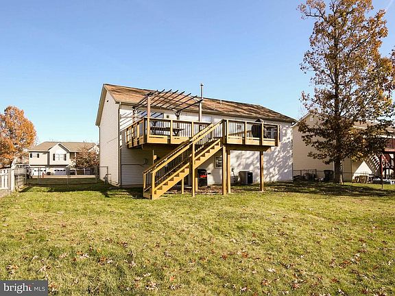 4th image of 350 Montgomery Cir