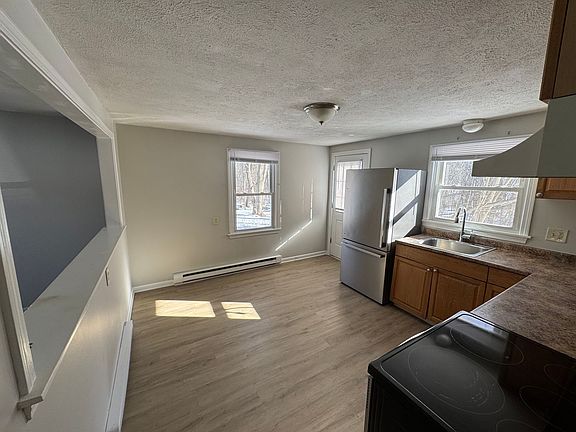 4th image of 106-108 Oak St #4