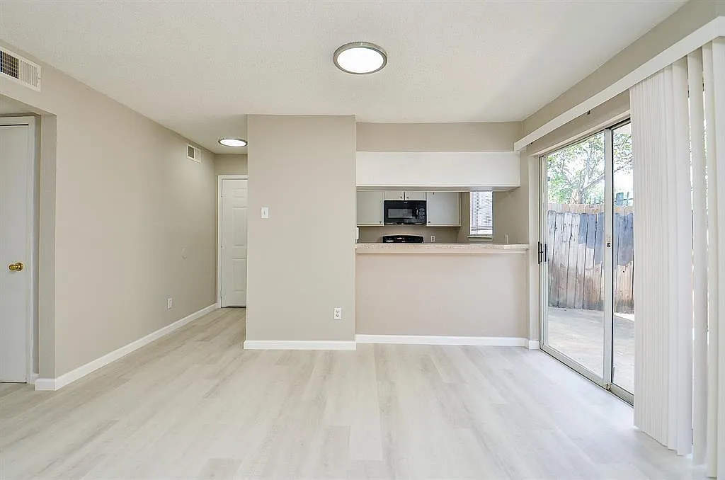 Building Photo - 1950 Spenwick Dr #302