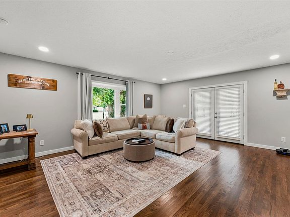 3rd image of 405 West St