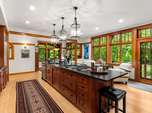 11 Oakwood Knoll Rd, Ipswich, MA 01938