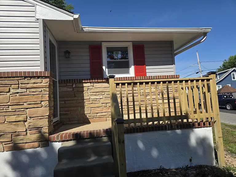 1101 Broadview Blvd N — Photo 5