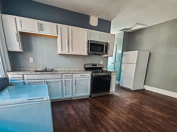 3rd image of 923 Belmont Ave