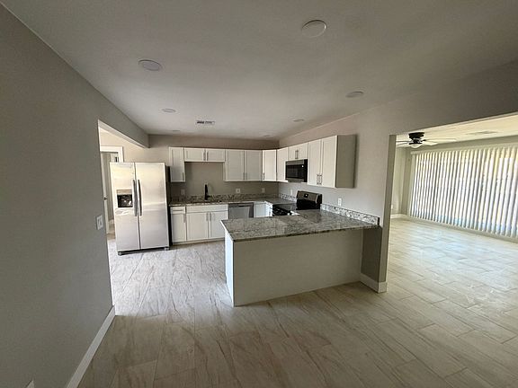 3rd image of 2501 W Sweetwater Ave