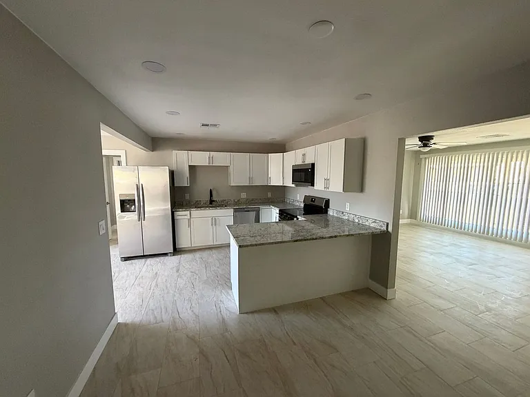2501 W Sweetwater Ave — Photo 3