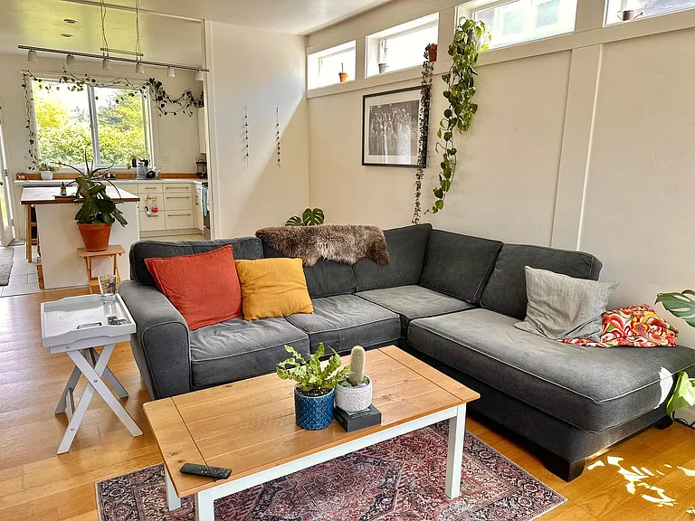 2728 Valencia St — Photo 3