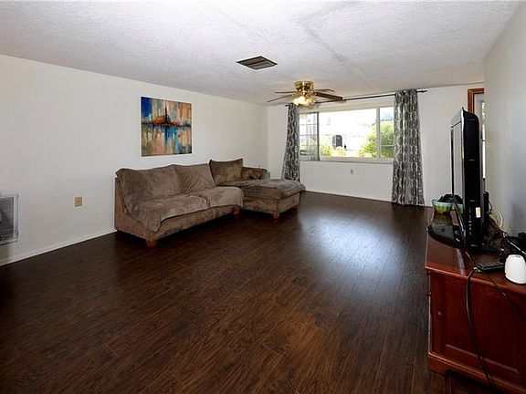 4th image of 1214 Tamarac Dr