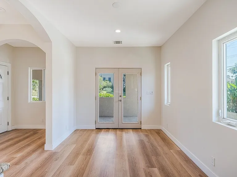 1100 S Highland Ave — Photo 14