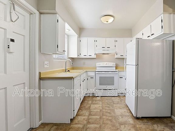 4th image of 3934 E Piccadilly Rd APT 9