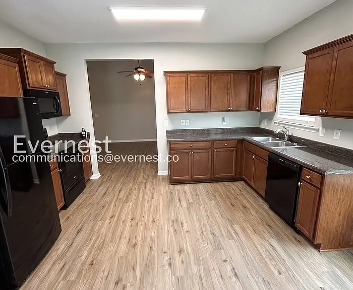 208 Hampton Dr — Photo 5
