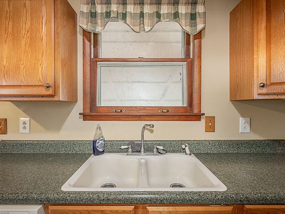4th image of 209 Camelot Ct