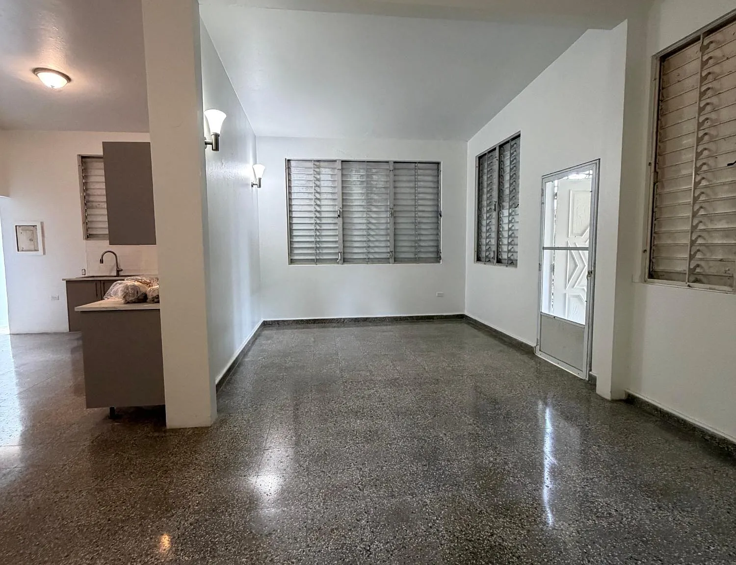 4 bed, 2.5 bath, 825 sqft — Photo 2