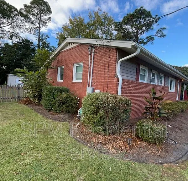 213 Huntington Rd — Photo 6