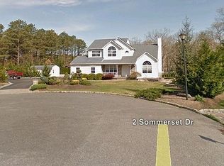 1 Sommerset Dr, Yaphank, NY 11980