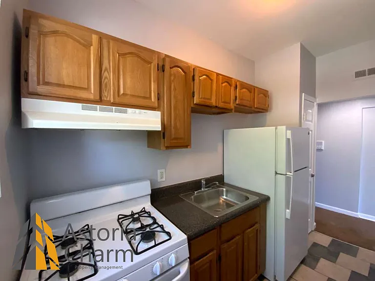 2210 Roslyn Ave #8 — Photo 4
