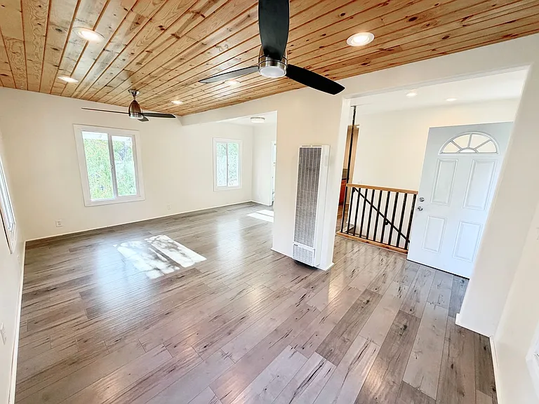 345 Crane Blvd — Photo 28