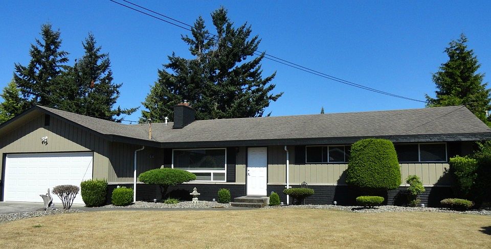 Custom Rambler made Energy Efficient with High Quality Vinyl Windows, Newer 97% Efficient Furnace & Gas Hot Water Heater