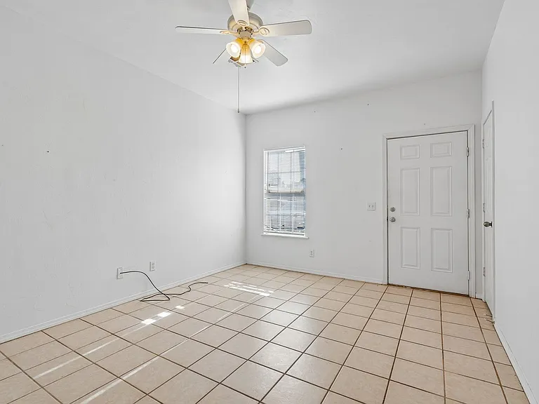 1021 Shady Creek Cir — Photo 3