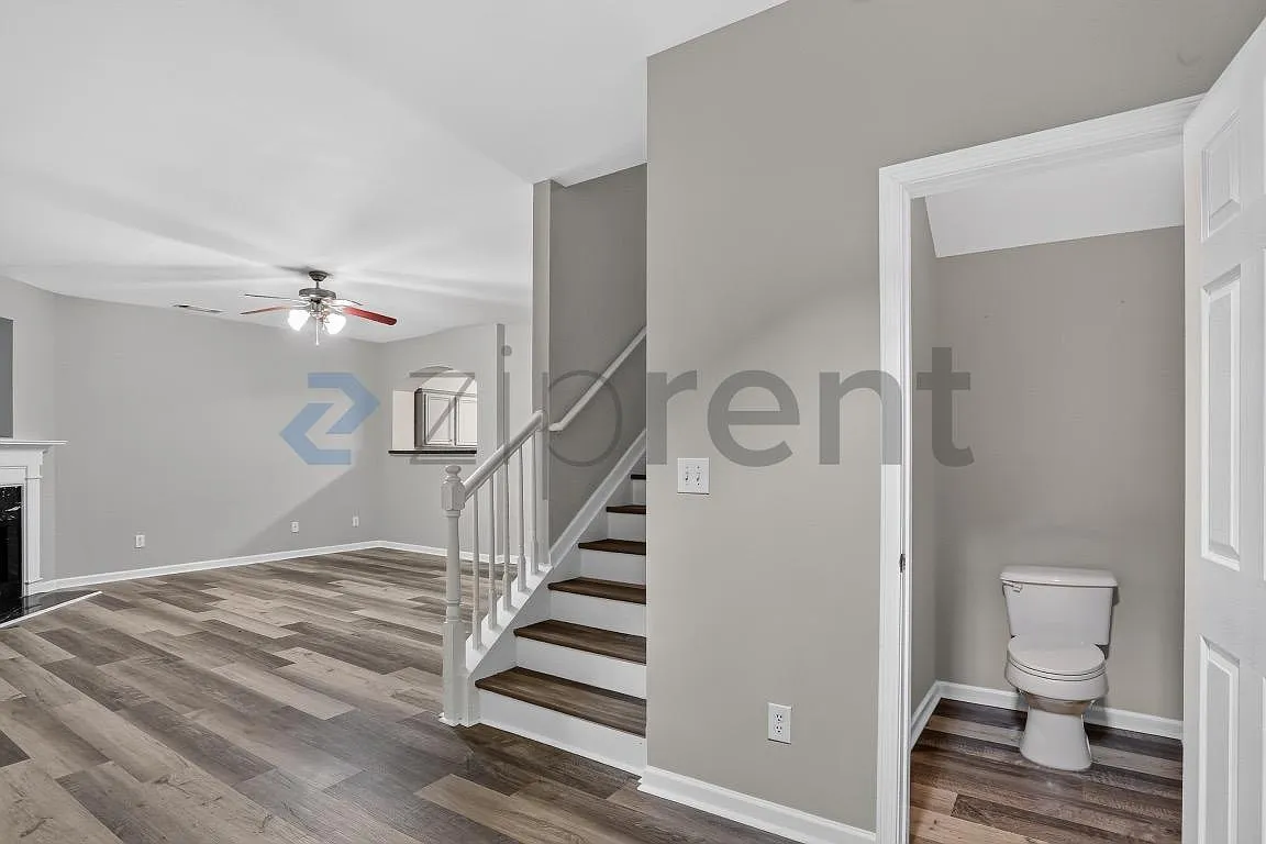 3 bed, 2.5 bath, 2200 sqft, $2,300 — Photo 4