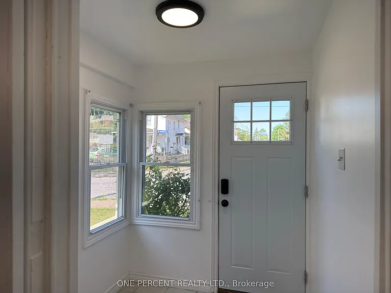 5082 Saint Lawrence Ave — Photo 2