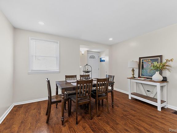4th image of 826 Goddard St