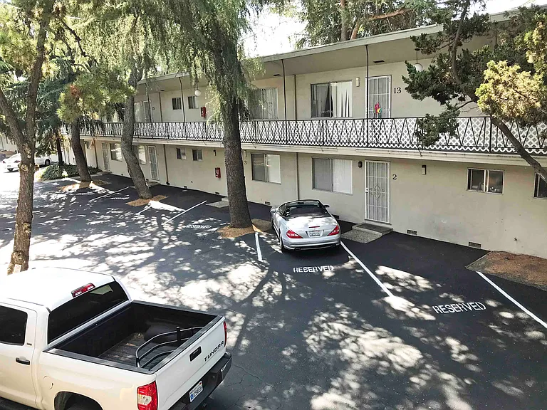 Bascom Holiday Apartments — Photo 14
