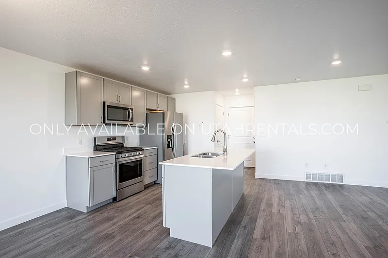 3 bed, 2.0 bath, 2300 sqft, $1,850 — Photo 4