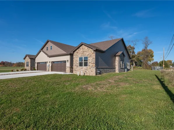 440 Shannon Dr #301A, Mount Pleasant, PA 15666