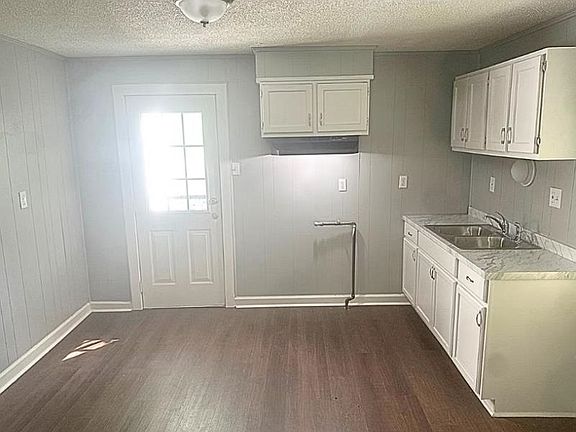 3rd image of 433 Dixie Rd