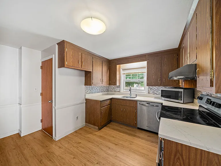 149-151 Gould St #149 — Photo 8