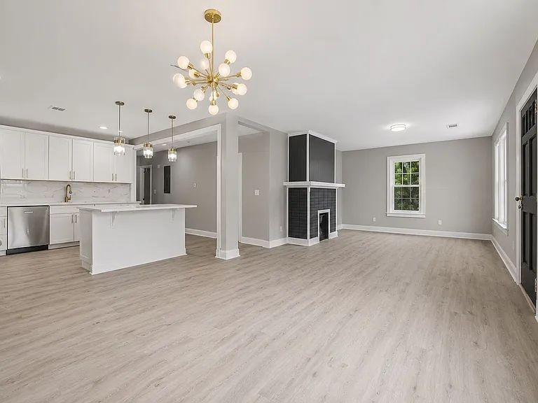1658 Temple Ave — Photo 3