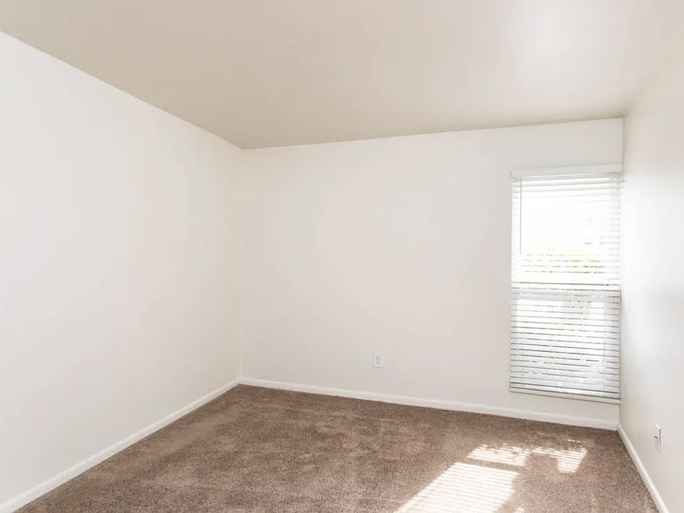 tivoli-apartments-columbus-oh-back-bedroom (2)