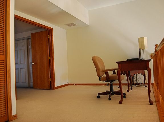 4th image of 512 N Claremont Ave #3