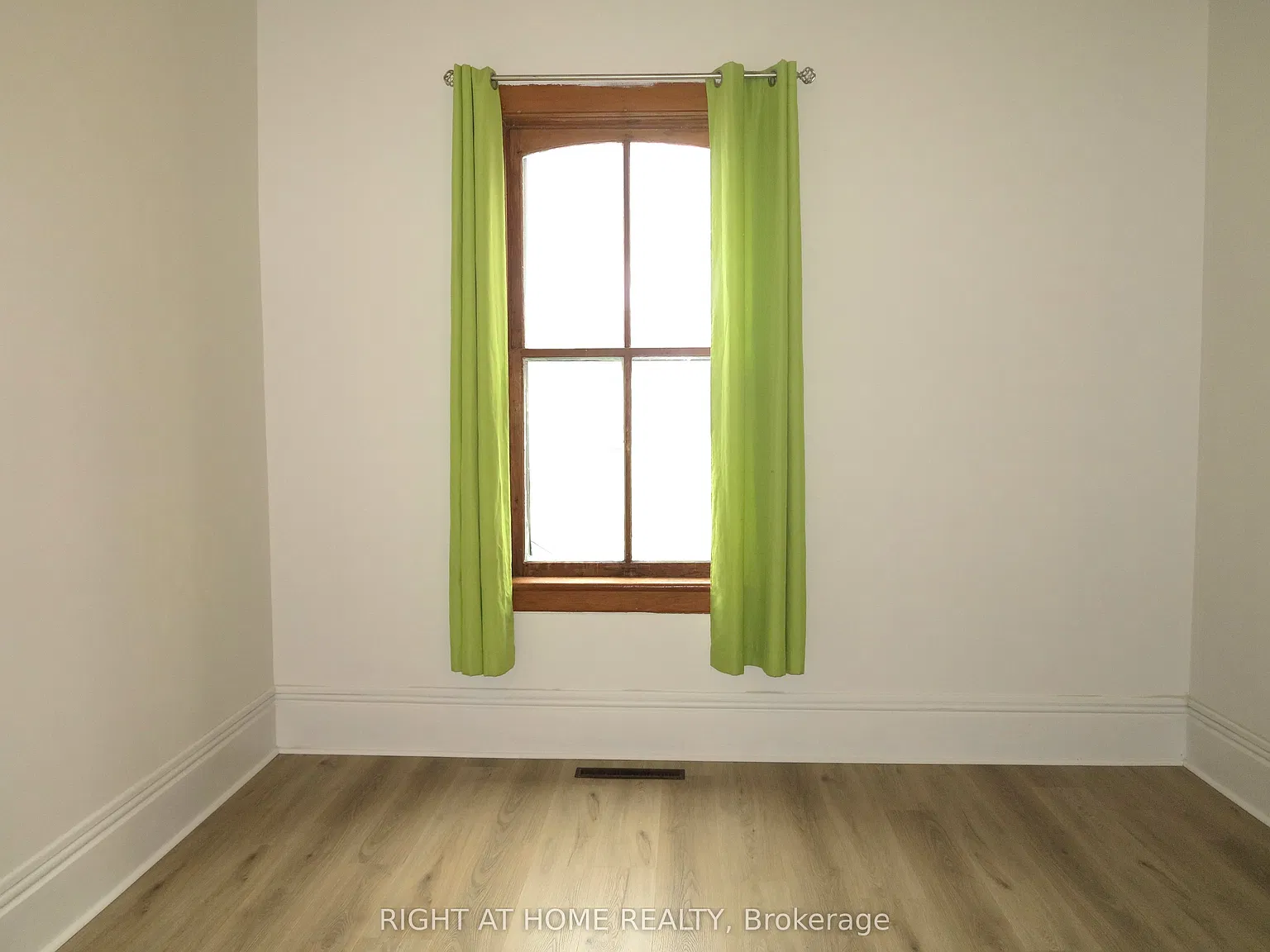 3 bed, $2,300 — Photo 4