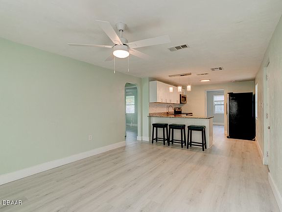 5th image of 404 Adele St