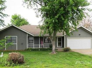 205 E Meadowbrook Ave, Clever, MO 65631