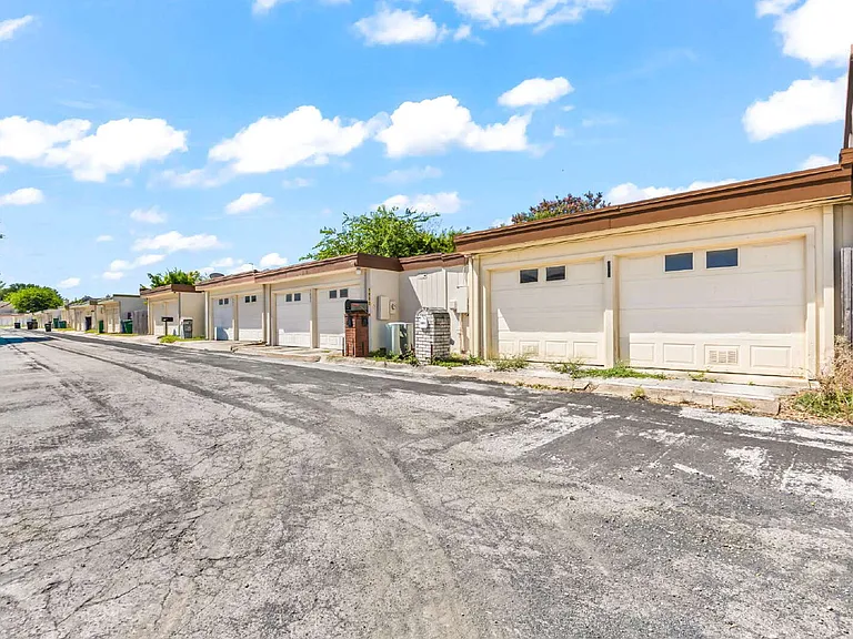 5801 Royal Ridge Dr — Photo 24